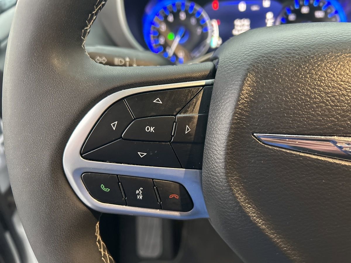 Used 2025 Chrysler Pacifica Select FWD image 17