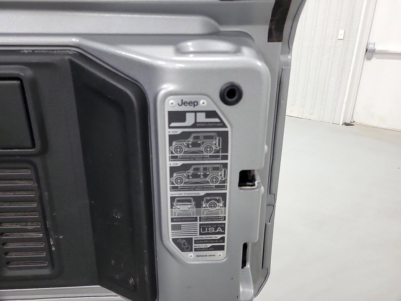 Used 2018 Jeep Wrangler Unlimited Sahara image 7