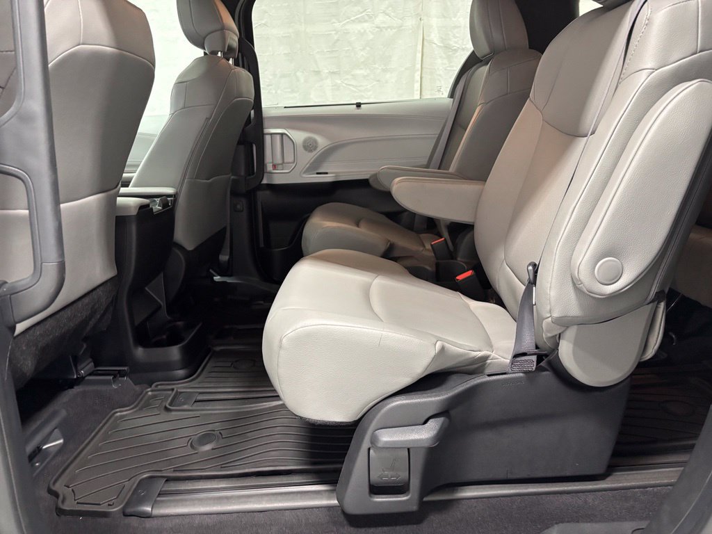 Used 2025 Toyota Sienna XLE AWD/4WD image 47