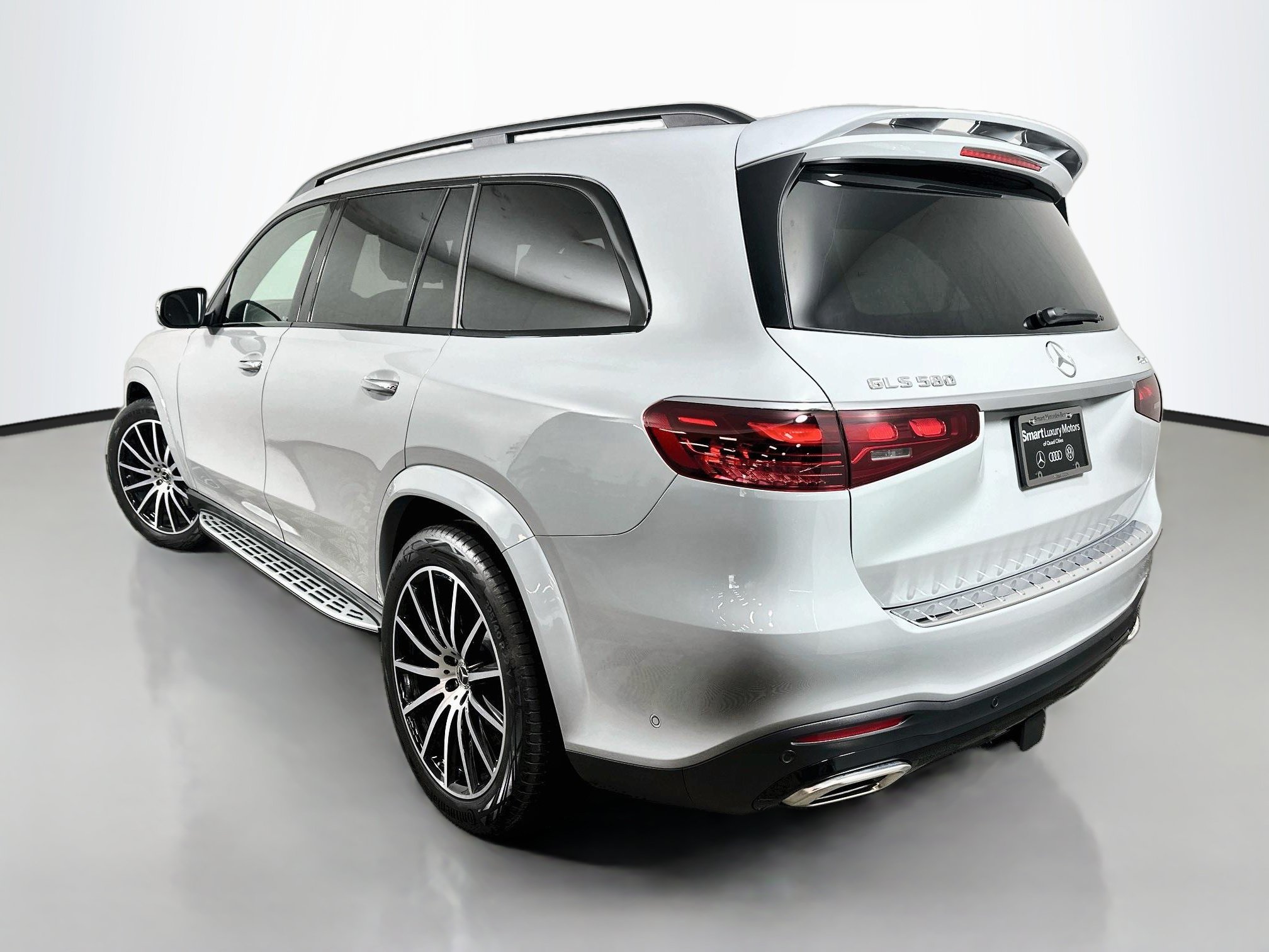 Used 2025 Mercedes-Benz GLS 580 4MATIC image 5