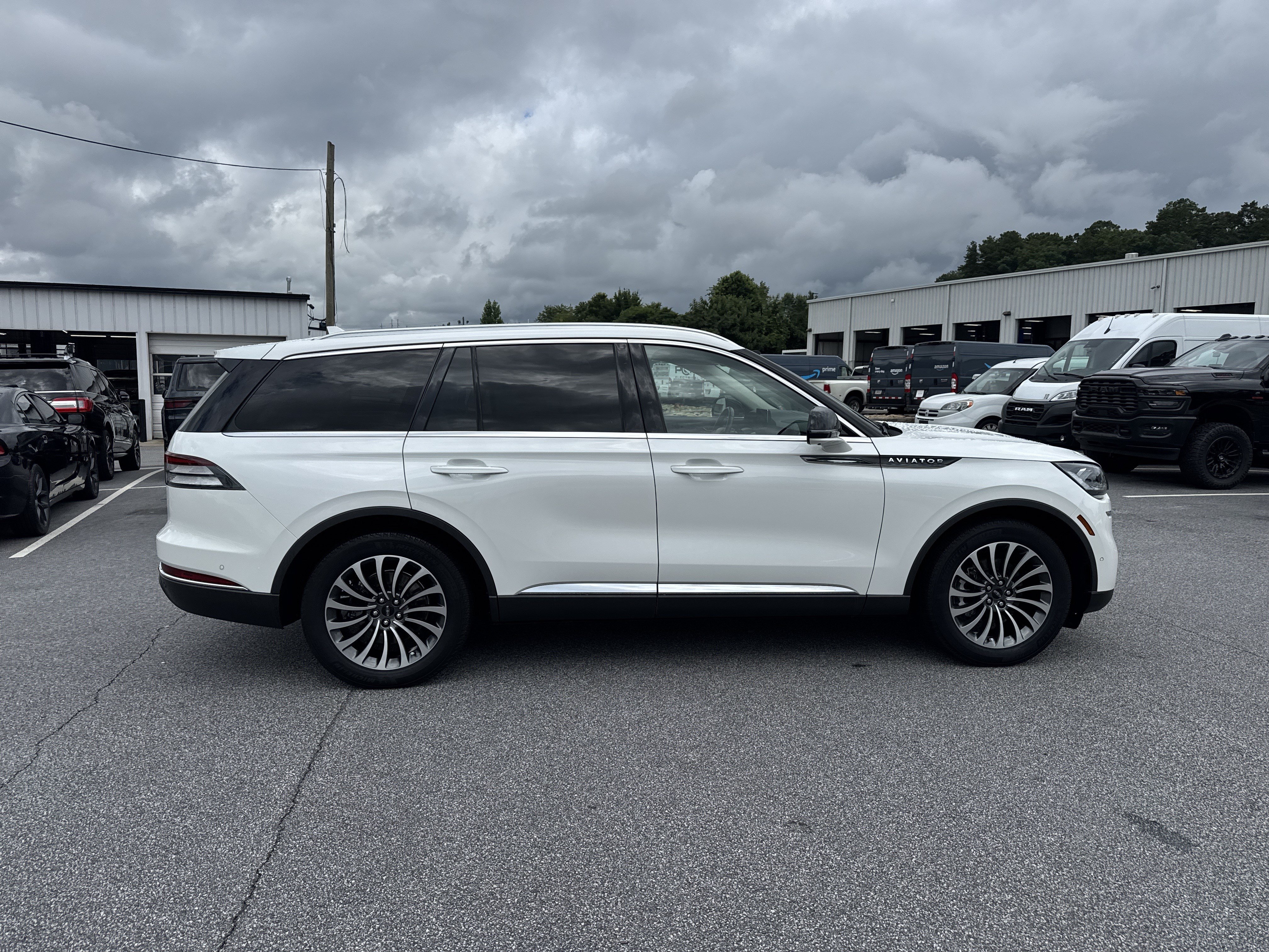 Used 2023 Lincoln Aviator Reserve w/ Equipment Group 201A RWD image 9