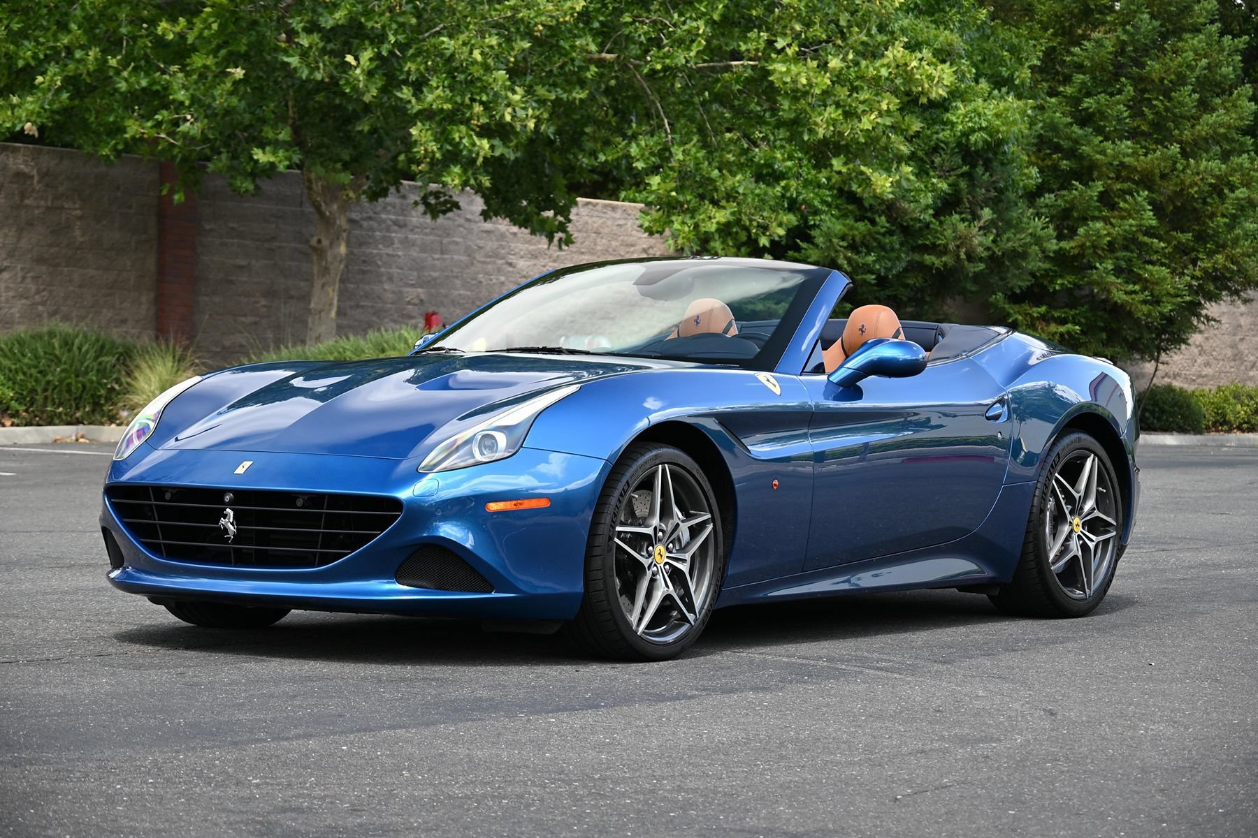 Used 2015 Ferrari California T RWD image 14