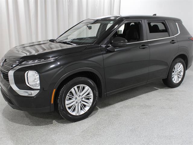 Used 2024 Mitsubishi Outlander ES image 3