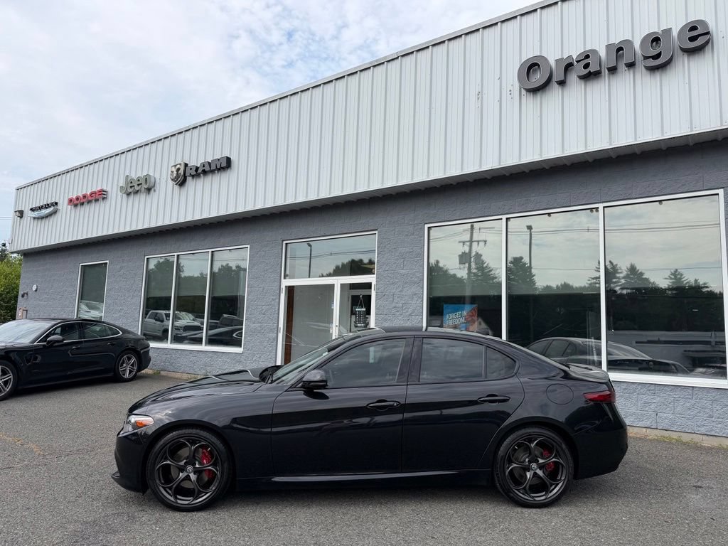 Used 2018 Alfa Romeo Giulia Ti Sport w/ Quick Order Package 22S Sport AWD/4WD image 2