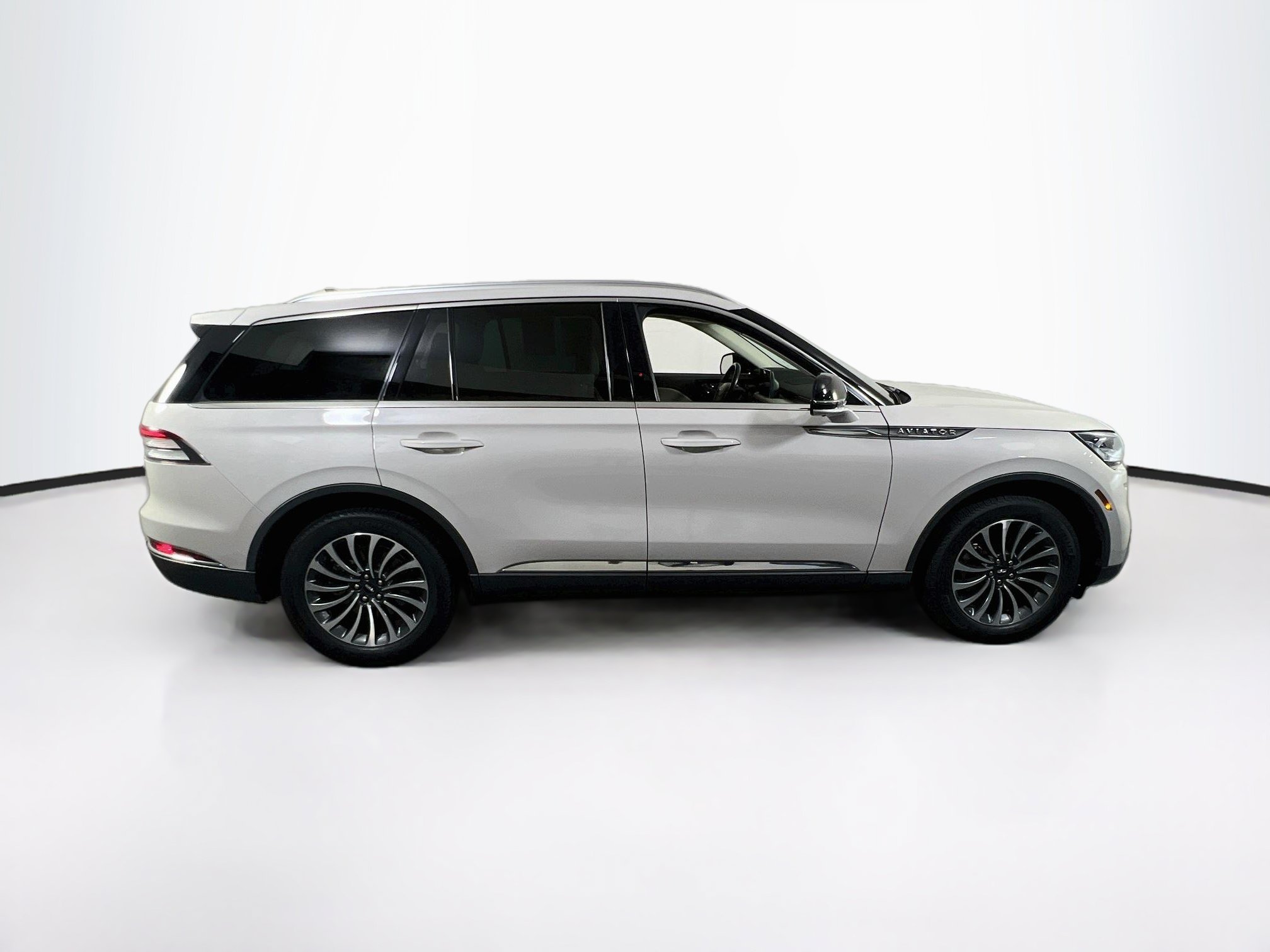 Used 2023 Lincoln Aviator Reserve w/ Elements Package Plus AWD/4WD image 4
