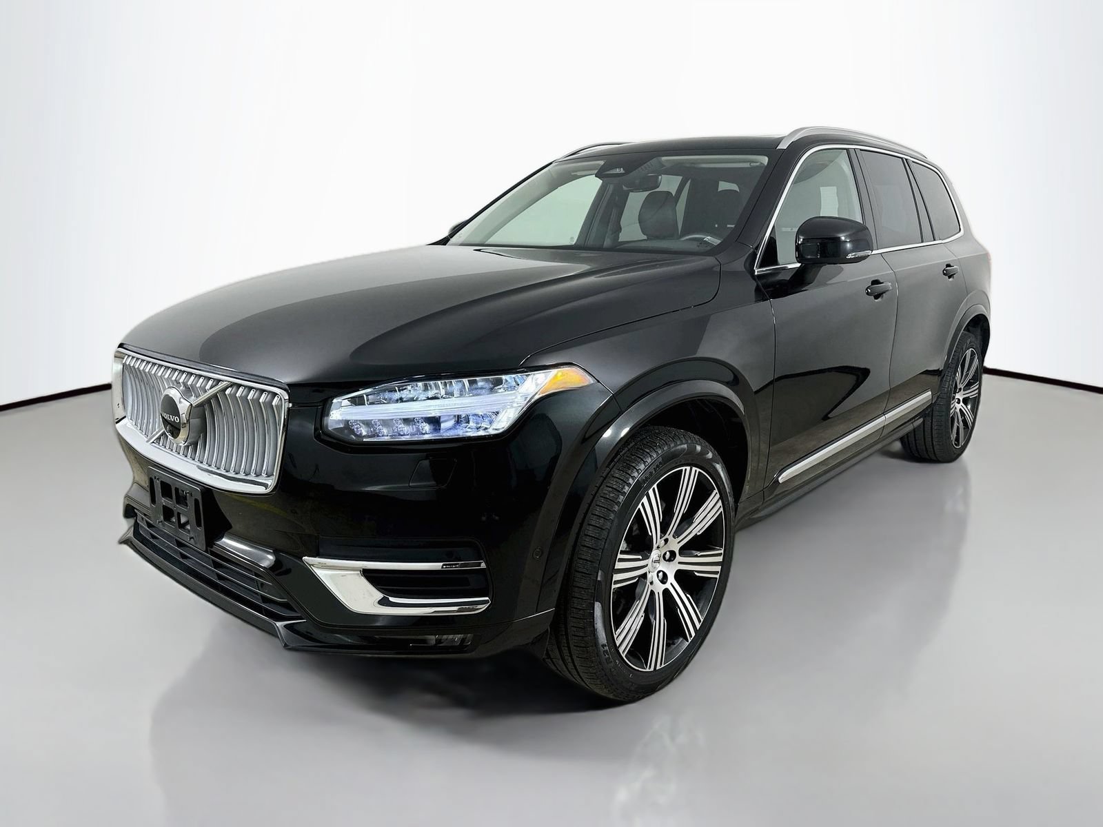 Used 2025 Volvo XC90 B6 Plus w/ Protection Package AWD/4WD image 1