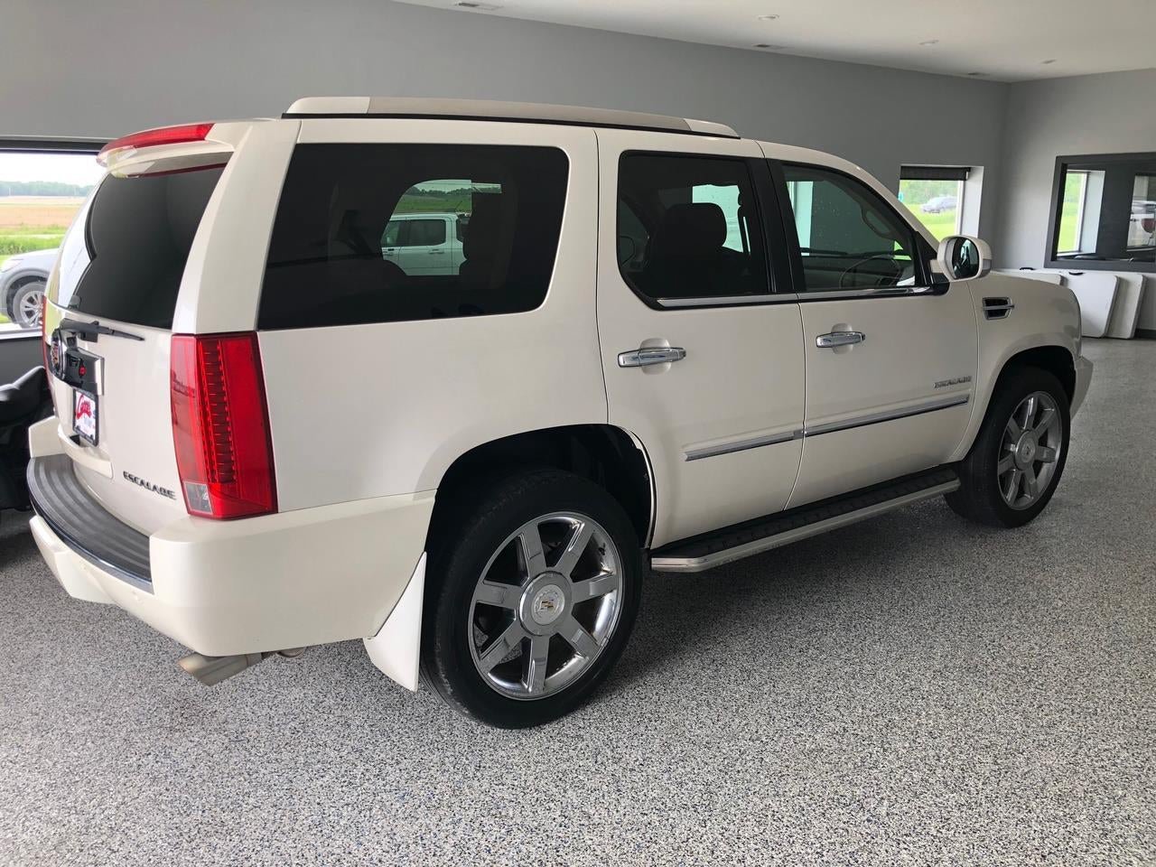 Used 2011 Cadillac Escalade Premium AWD/4WD image 4