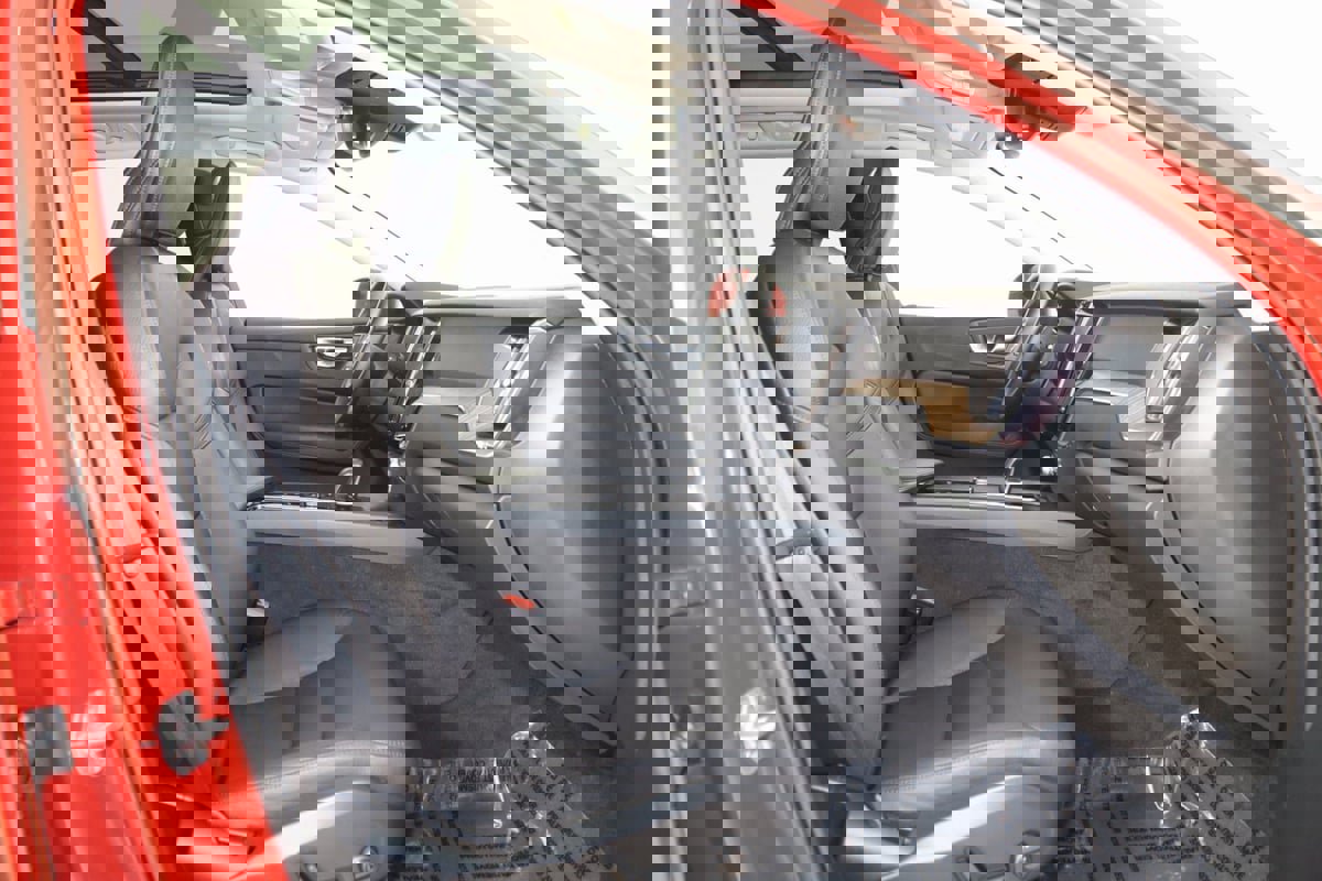 Used 2022 Volvo XC60 B5 Momentum image 12