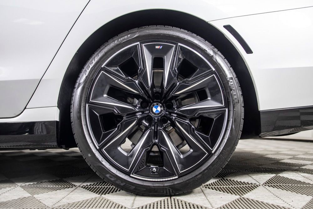 Used 2025 BMW 740i w/ Premium Package RWD image 45