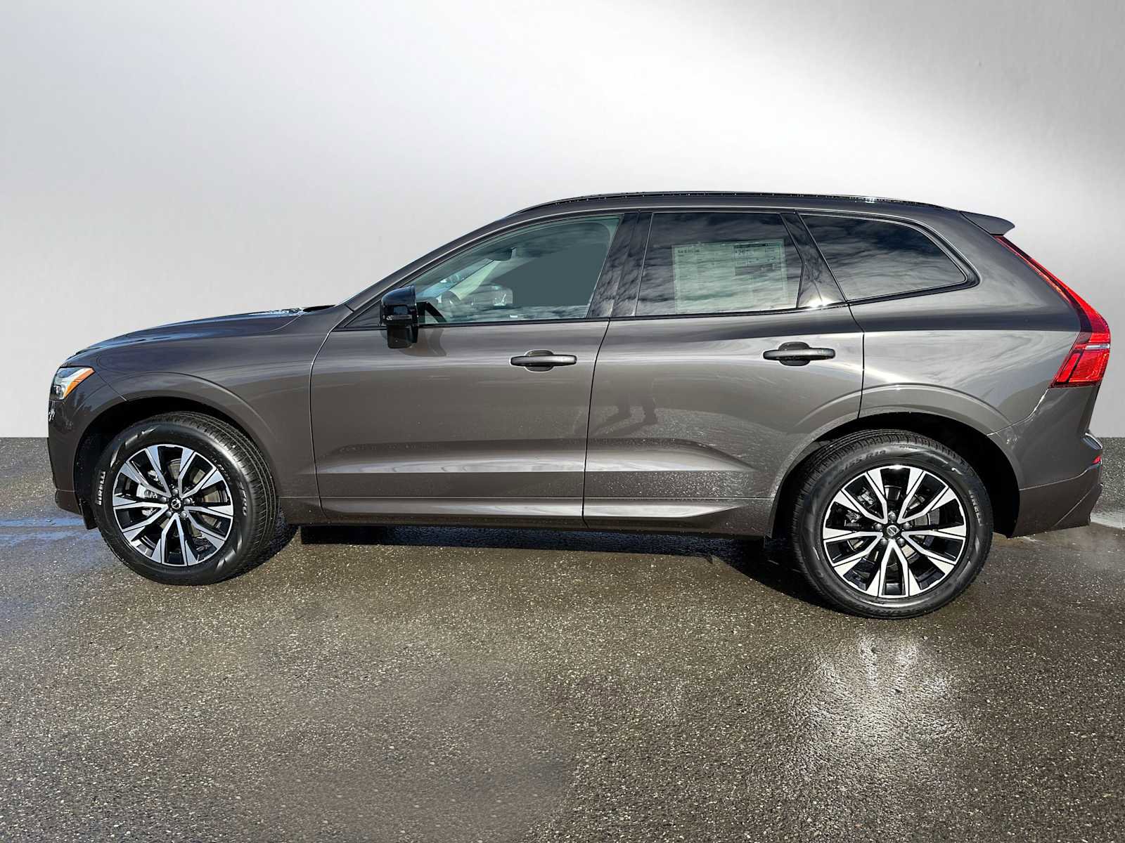 Used 2025 Volvo XC60 B5 Core w/ Protection Package Premier image 2