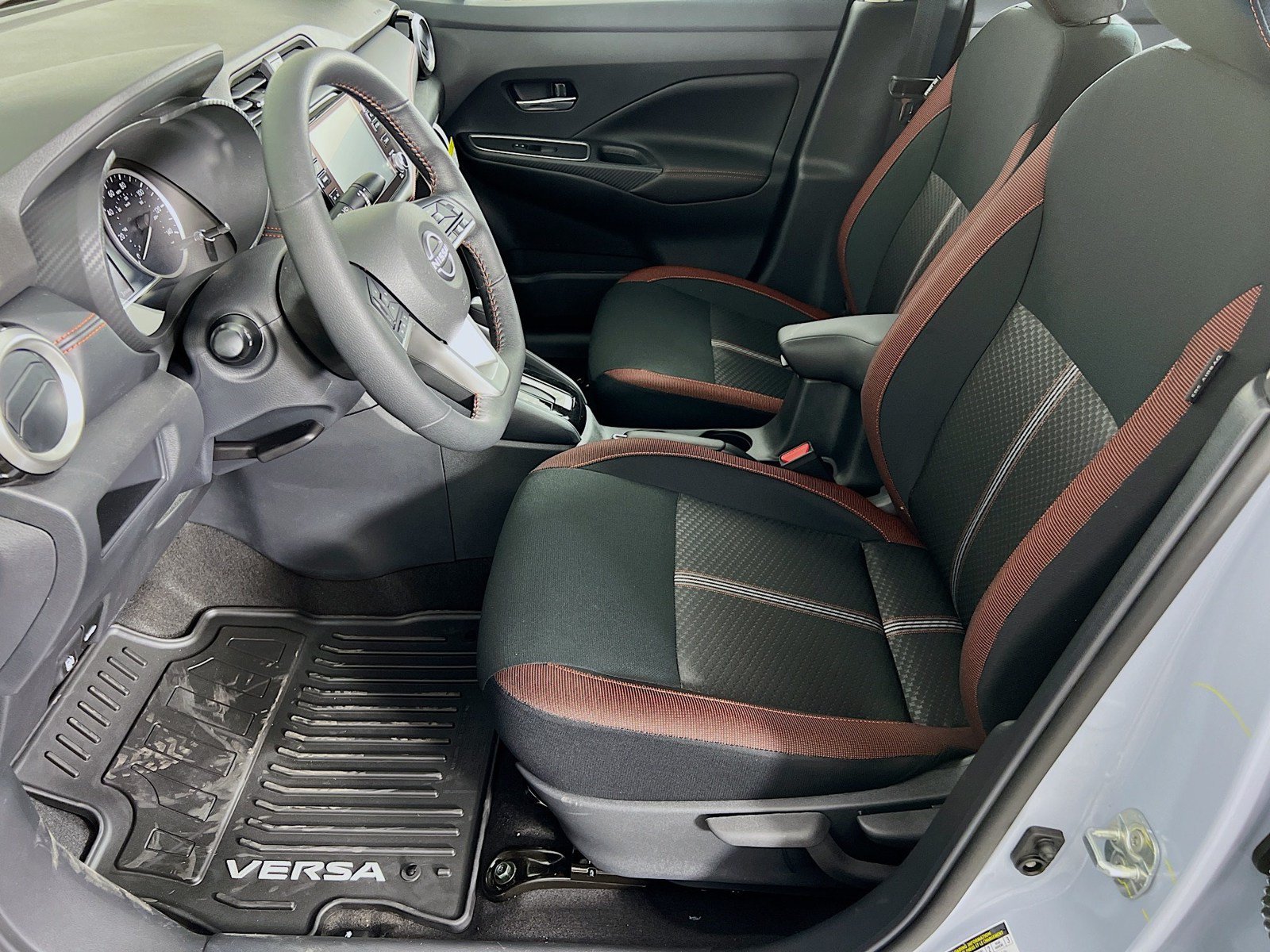 New 2025 Nissan Versa SR w/ Trunk Package FWD image 3
