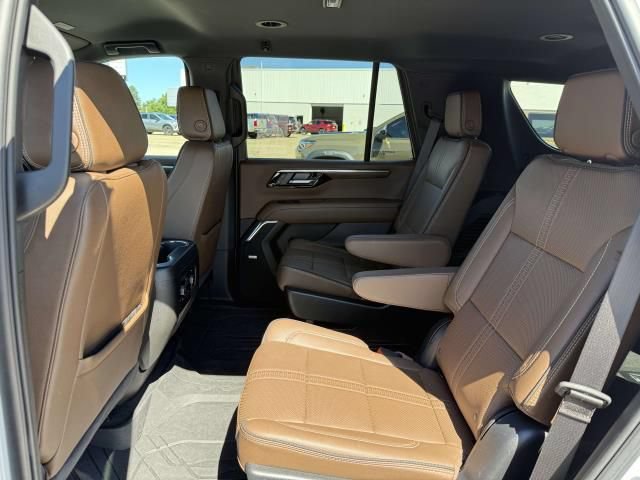 Used 2025 Chevrolet Tahoe High Country AWD/4WD image 14