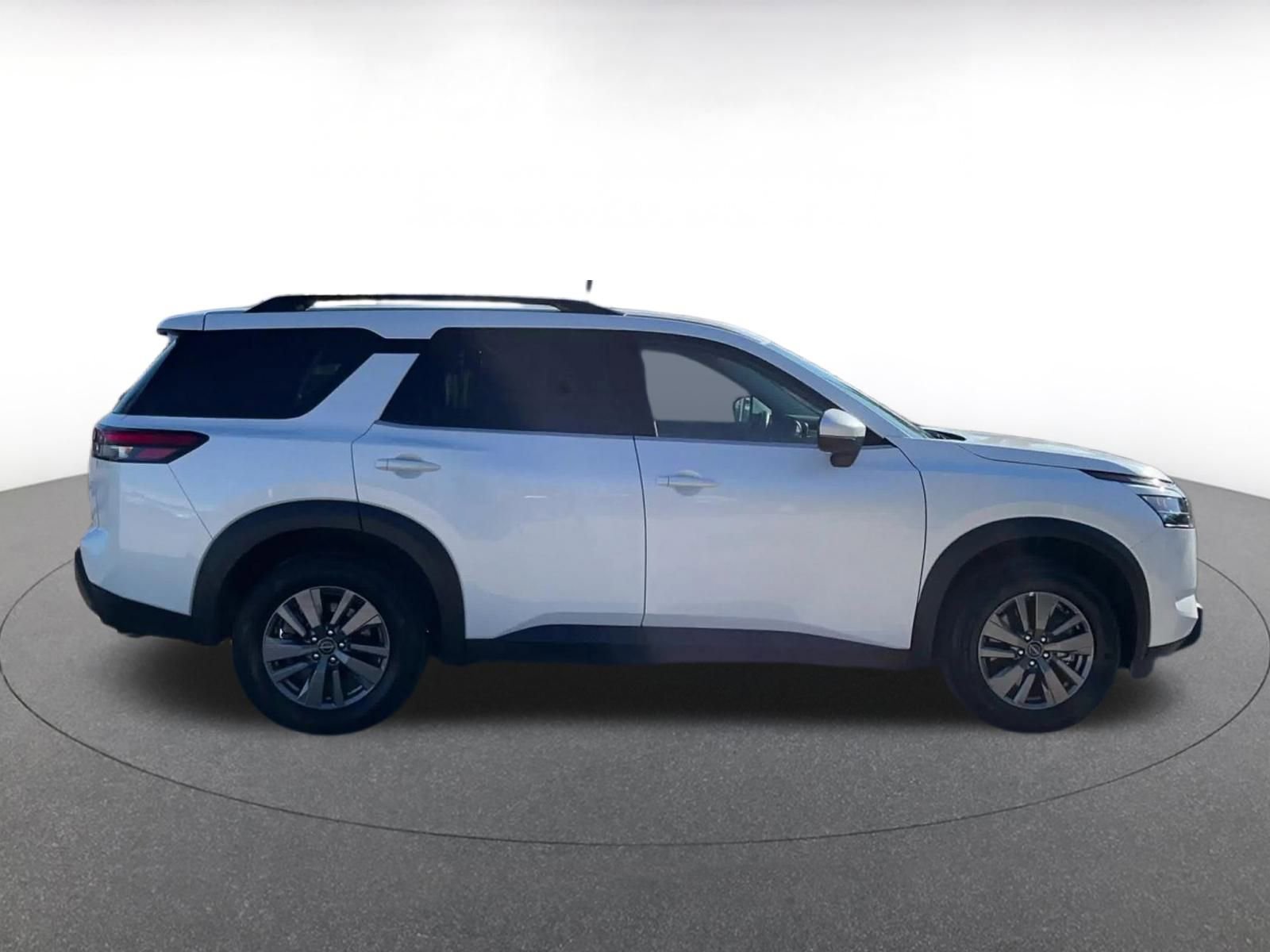 Used 2025 Nissan Pathfinder SV image 16