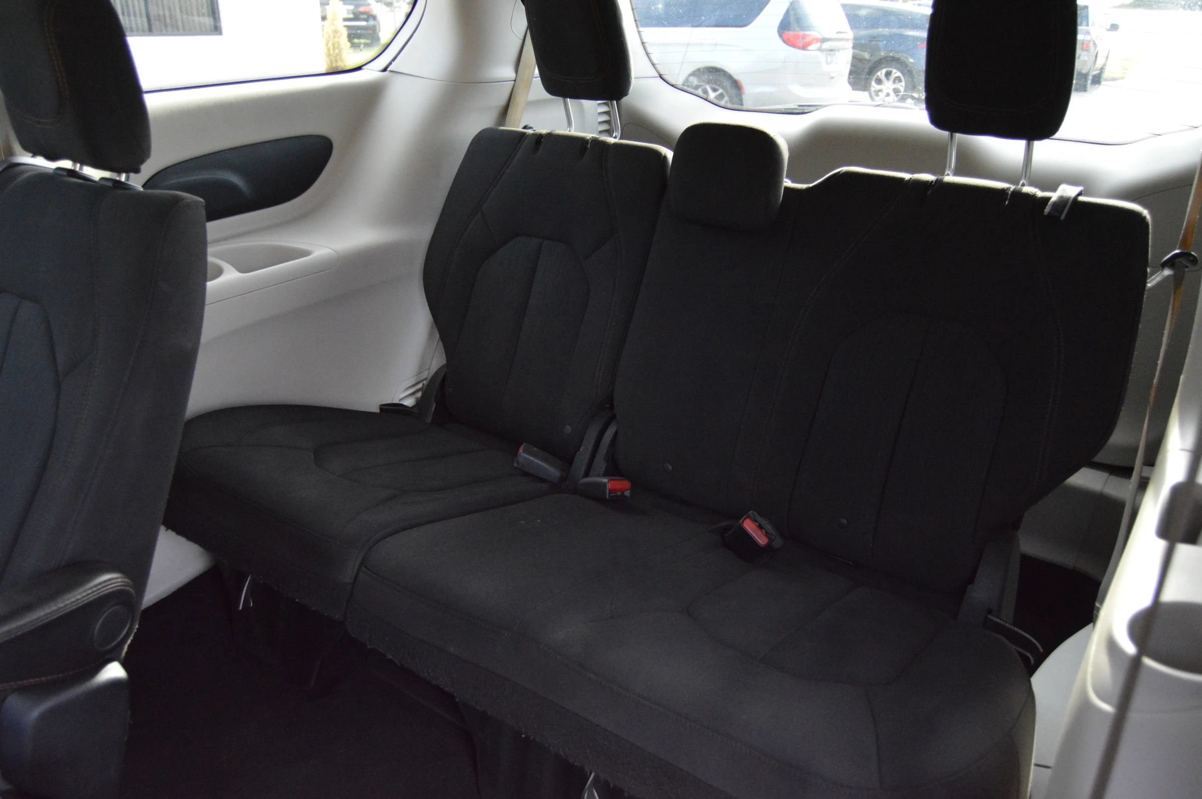 Used 2017 Chrysler Pacifica Touring FWD image 18