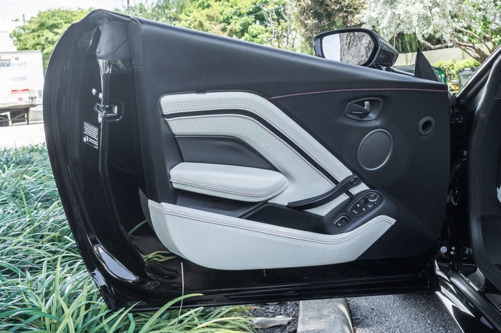 Used 2022 Aston Martin V8 Vantage Roadster RWD image 22
