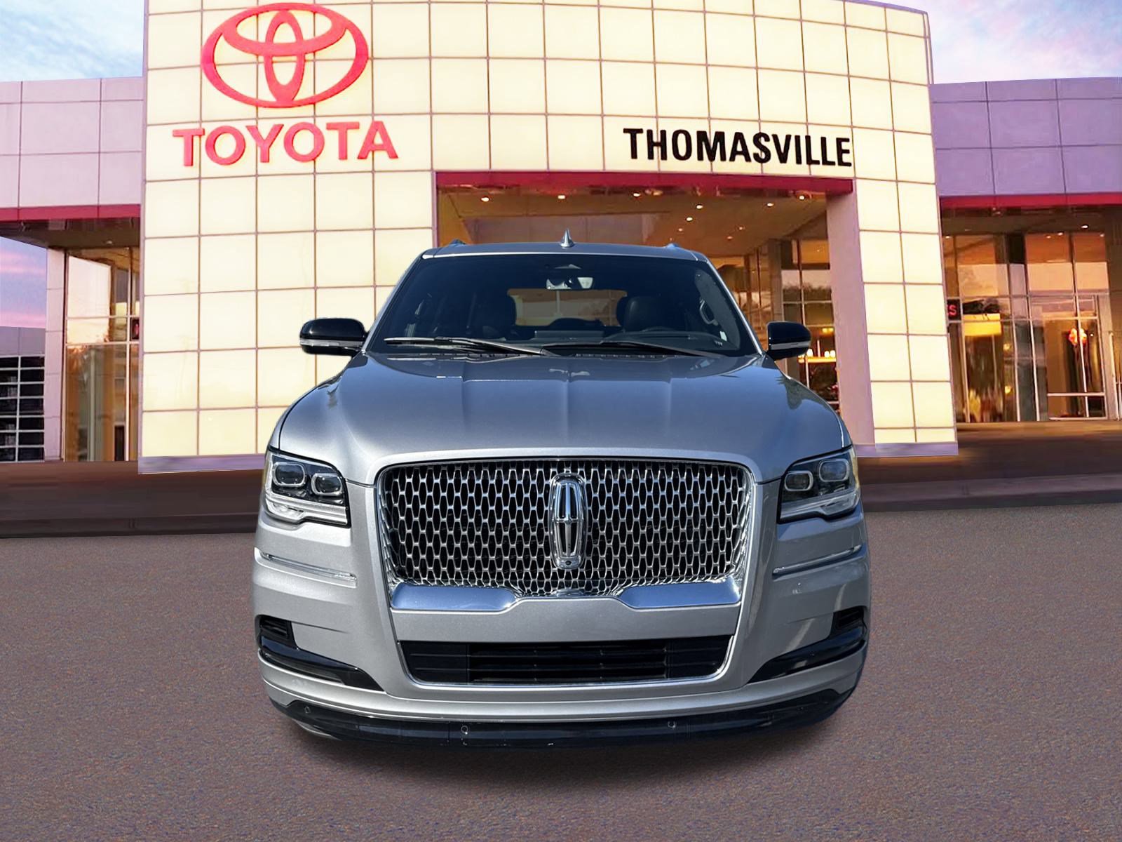 Used 2023 Lincoln Navigator Reserve image 2