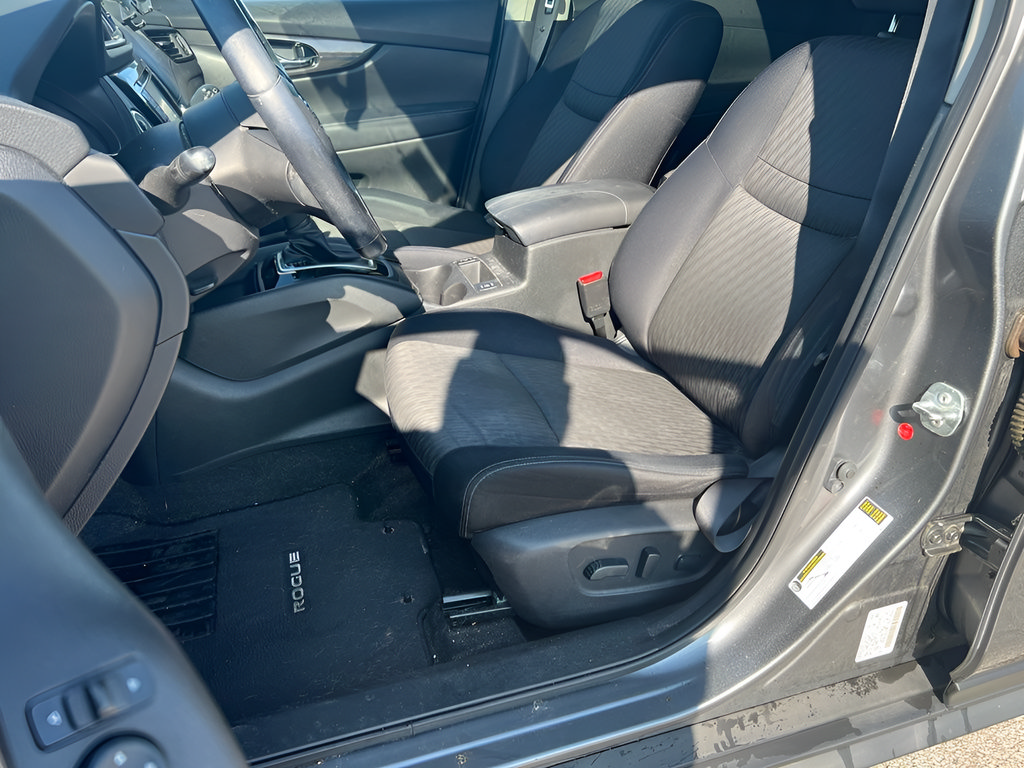 Used 2017 Nissan Rogue SV w/ Sun & Sound Touring Package AWD/4WD image 15