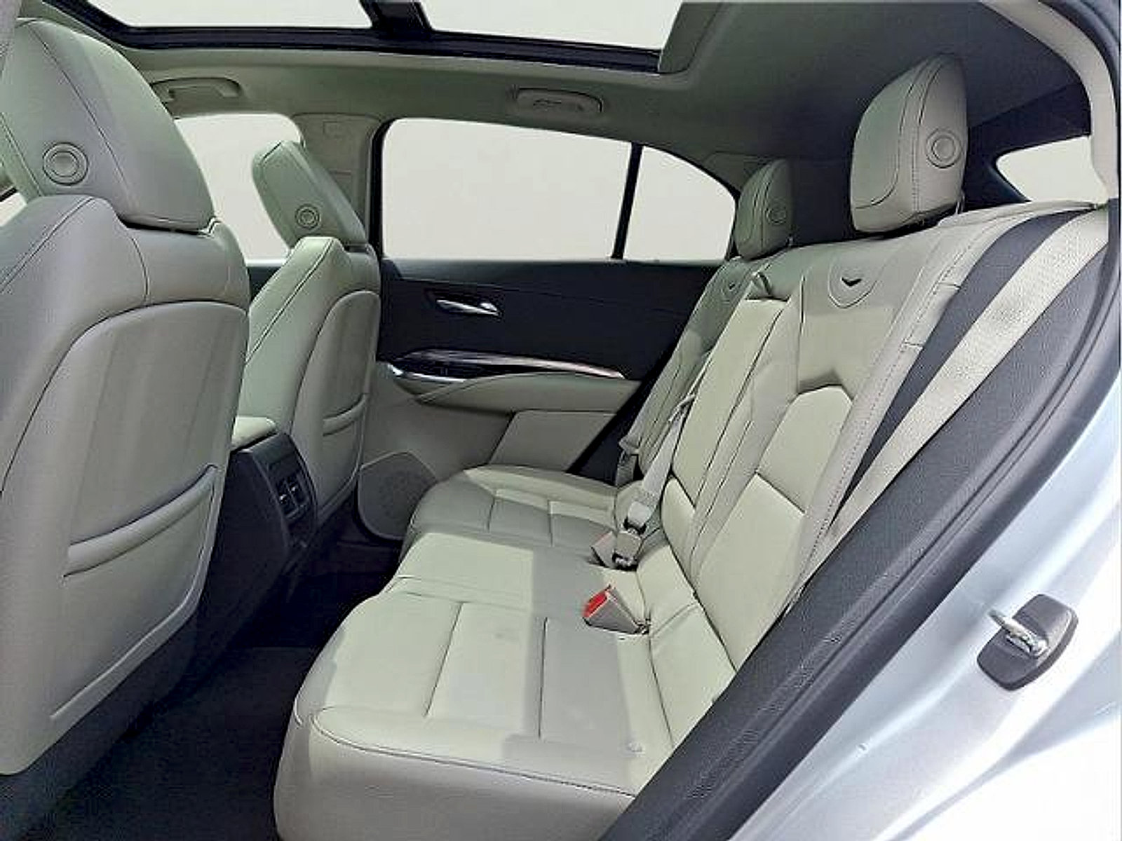 Used 2021 Cadillac XT4 Luxury w/ Cold Weather Package AWD/4WD image 8