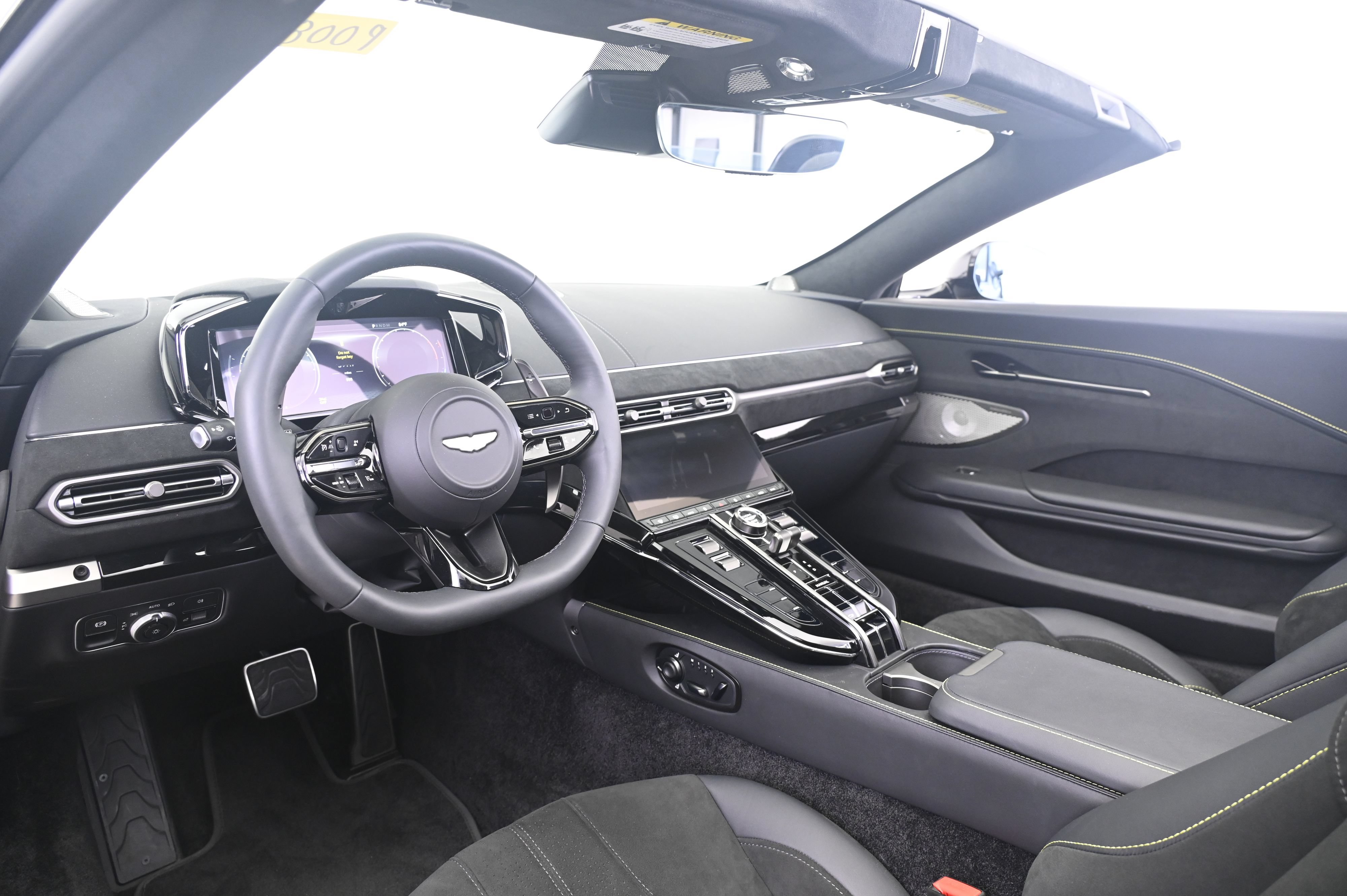 Used 2026 Aston Martin V8 Vantage Coupe RWD image 27