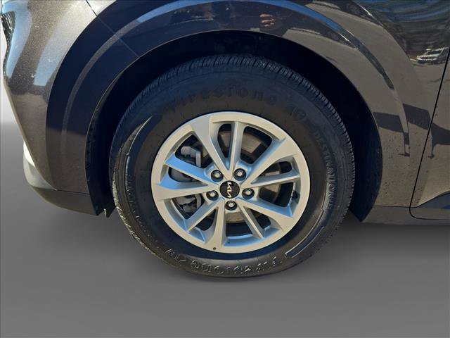 Used 2024 Kia Carnival LX image 9