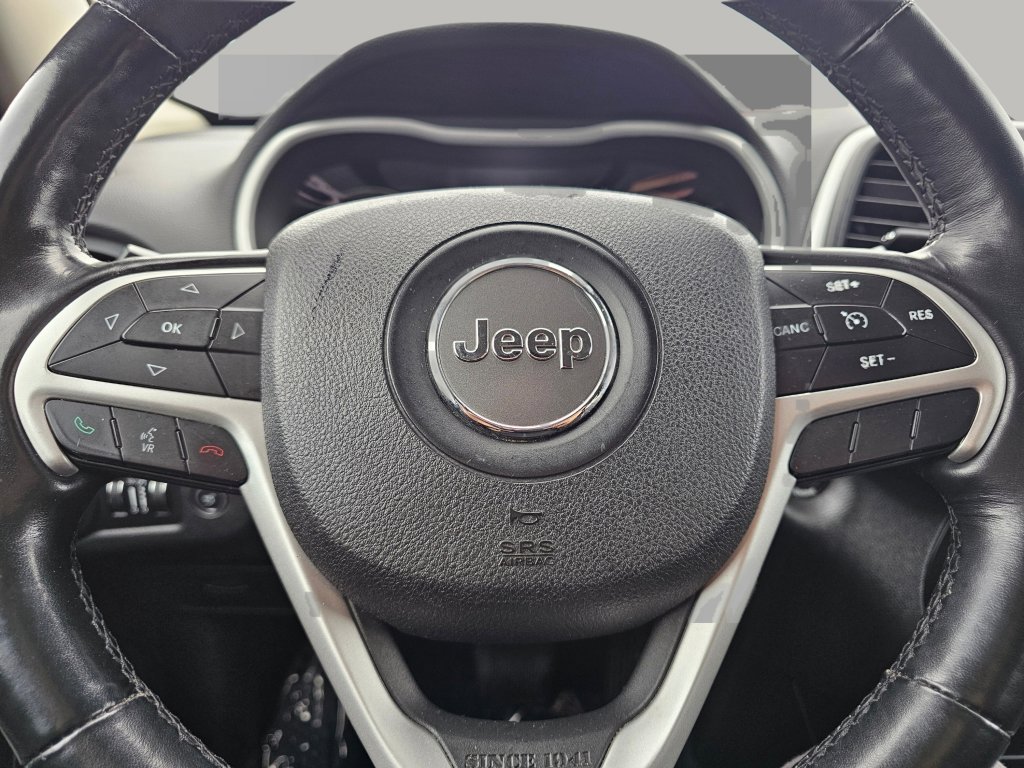 Used 2015 Jeep Cherokee Trailhawk w/ Comfort/Convenience Group AWD/4WD image 3