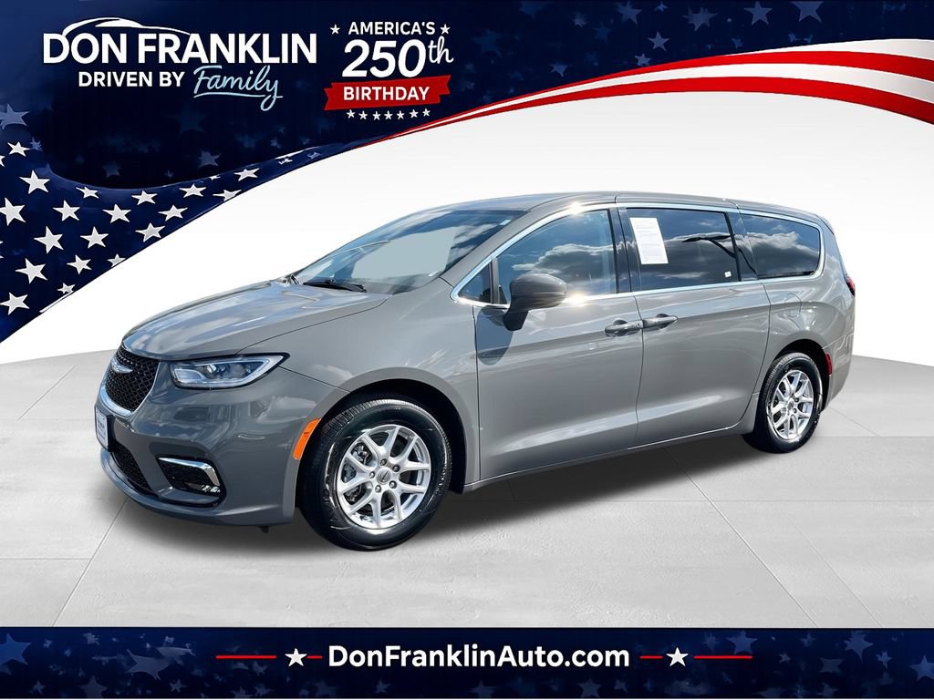 Used 2023 Chrysler Pacifica Touring-L FWD image 1
