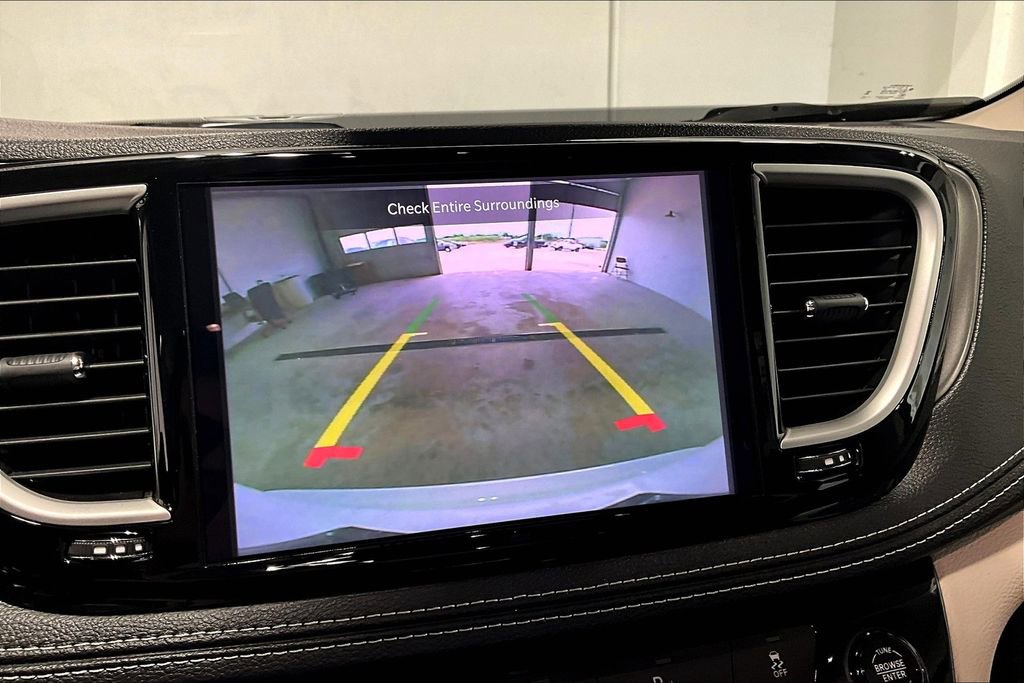 Used 2024 Chrysler Pacifica Select image 28