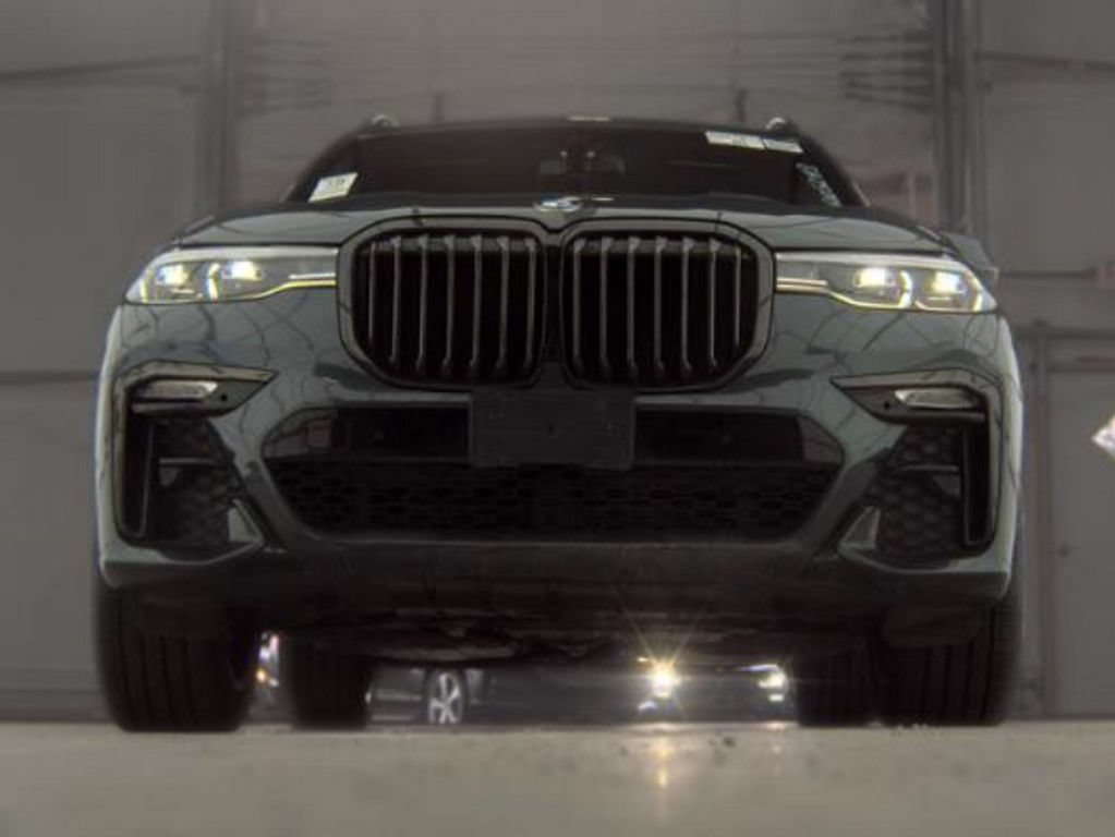 Used 2021 BMW X7 xDrive40i w/ M Sport Package AWD/4WD image 4