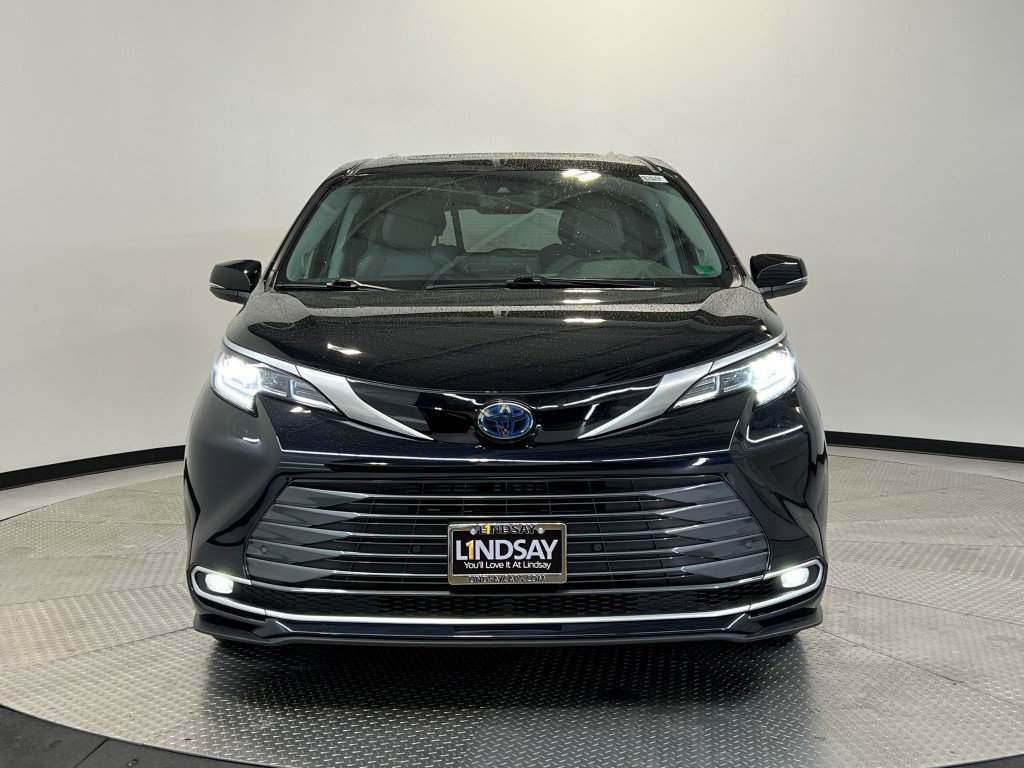 Used 2023 Toyota Sienna Limited image 2