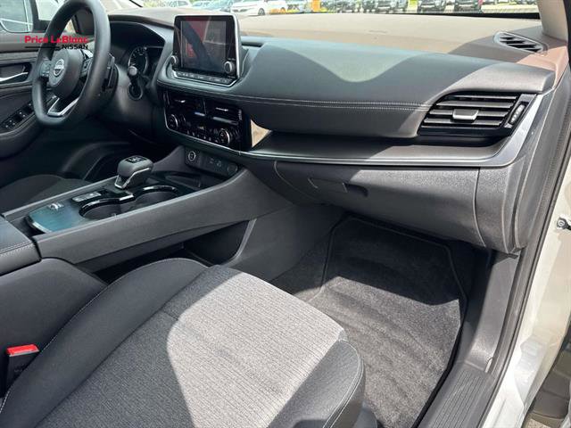 Used 2022 Nissan Rogue SV FWD image 12