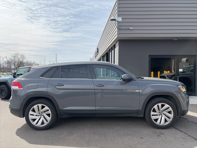 Used 2020 Volkswagen Atlas Cross Sport SE w/ Panoramic Sunroof Package image 2