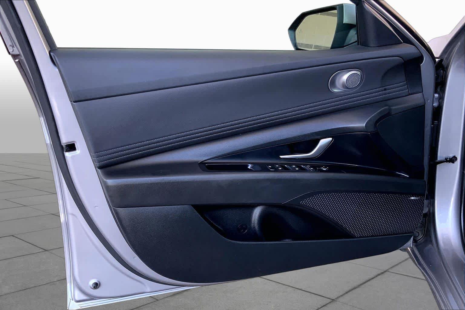 Used 2025 Hyundai Elantra Limited FWD image 22
