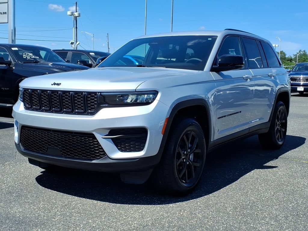 Certified 2024 Jeep Grand Cherokee Altitude RWD image 3