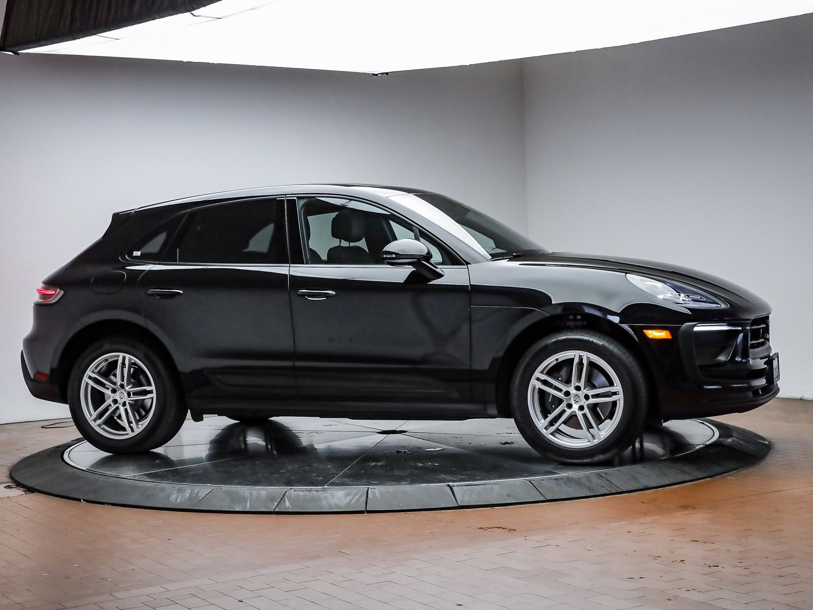 Certified 2025 Porsche Macan image 33