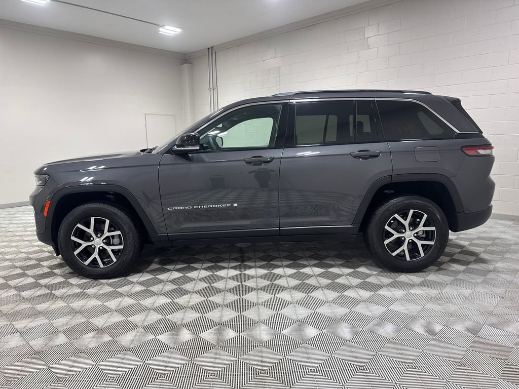 Used 2024 Jeep Grand Cherokee Limited AWD/4WD image 8