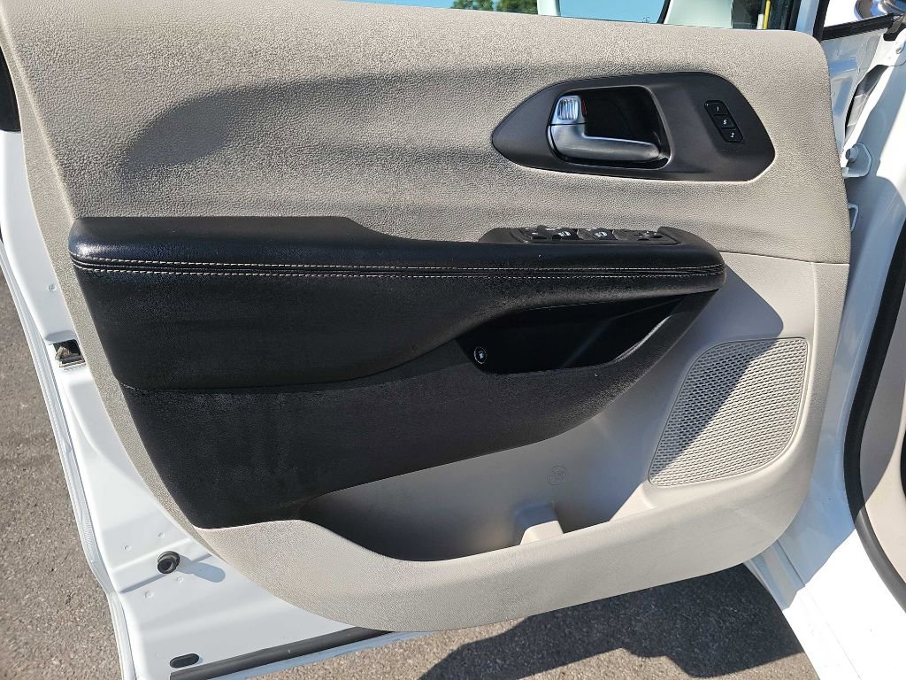 Used 2022 Chrysler Pacifica Touring-L w/ Uconnect Theater Family Group image 42