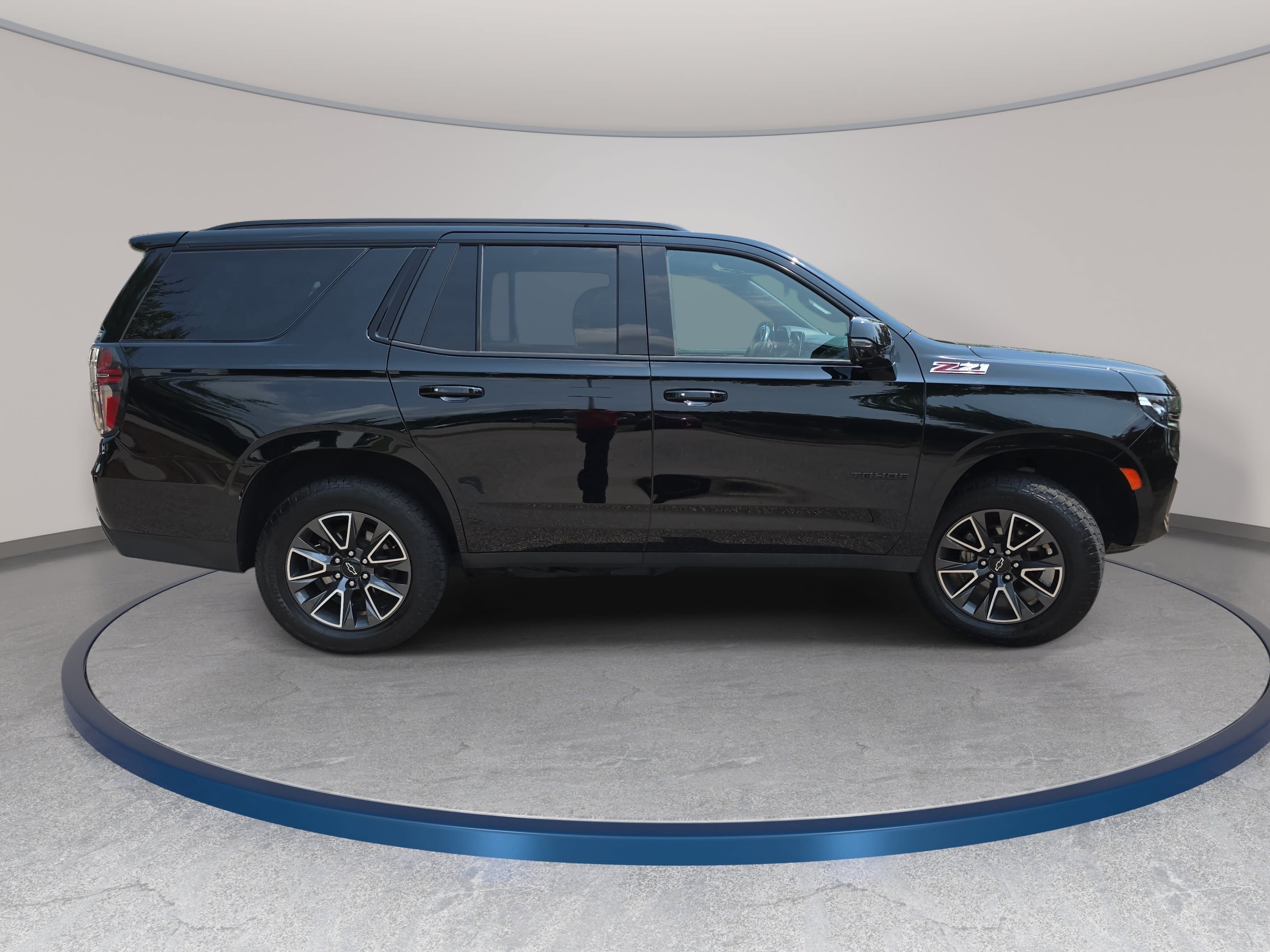 Used 2022 Chevrolet Tahoe Z71 w/ Luxury Package AWD/4WD image 4