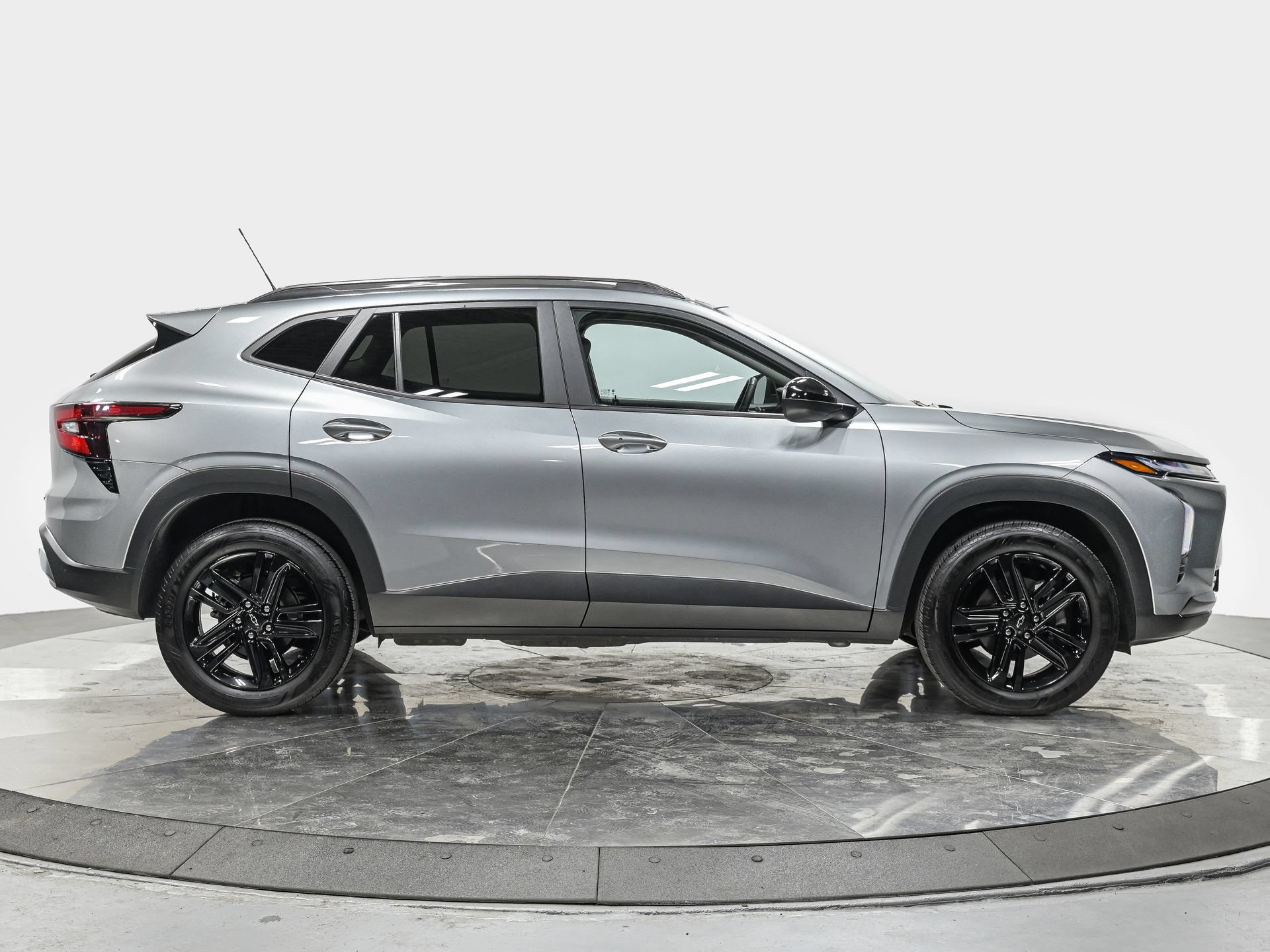 Used 2025 Chevrolet Trax ACTIV w/ Sunroof Package FWD image 7