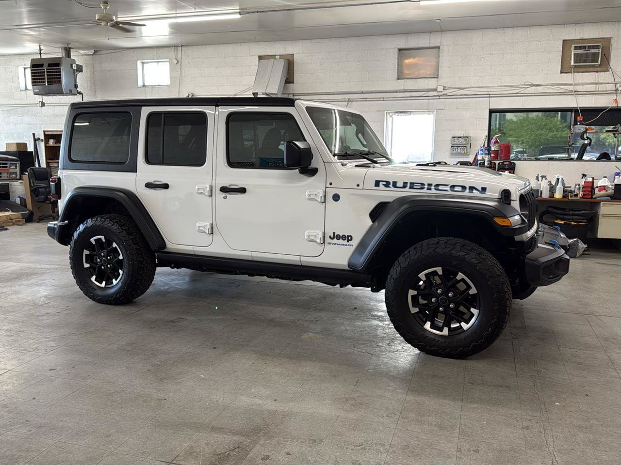Used 2024 Jeep Wrangler Unlimited Rubicon 4xe w/ Technology Group AWD/4WD image 5