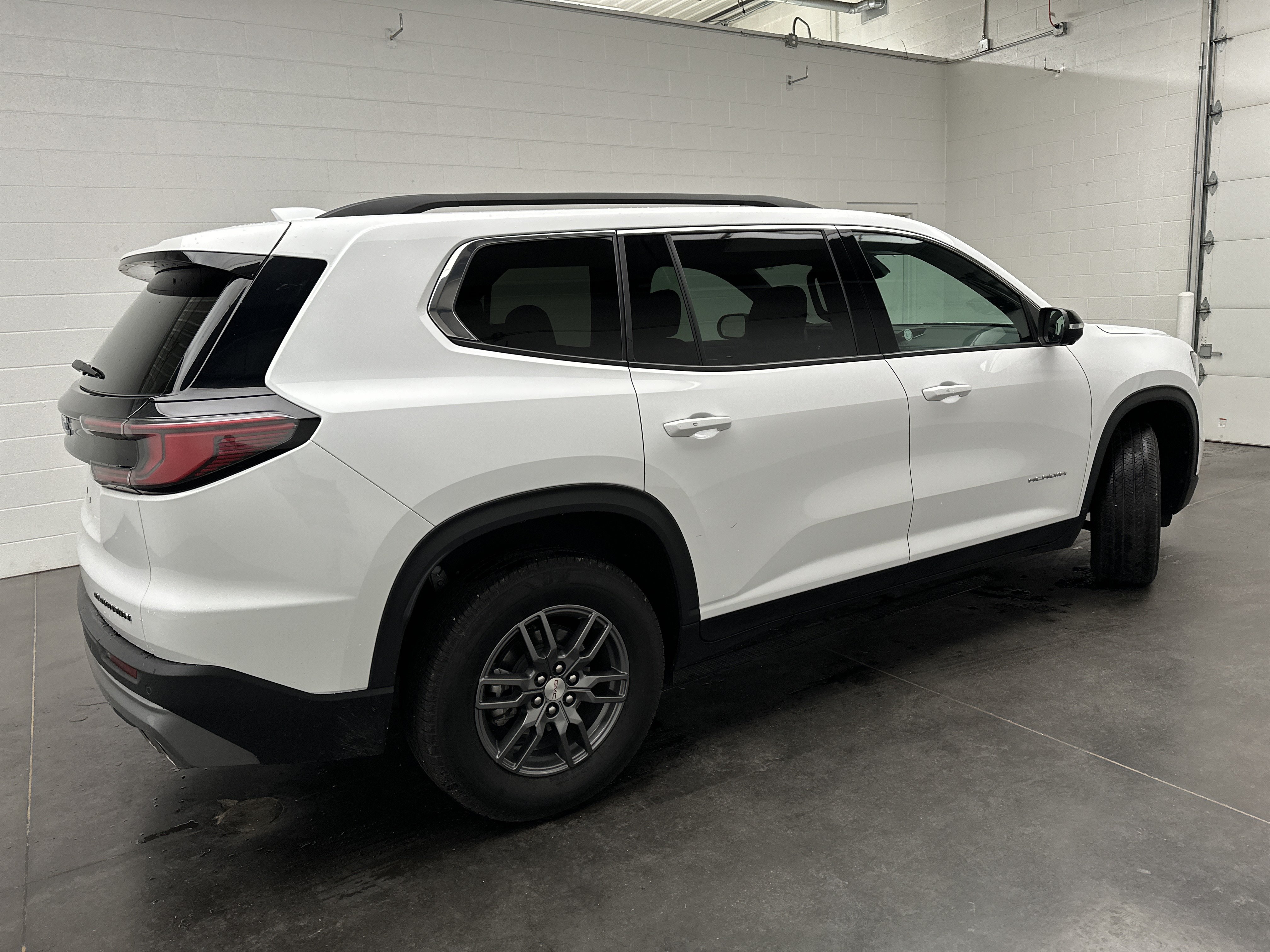 Used 2025 GMC Acadia Elevation FWD image 9