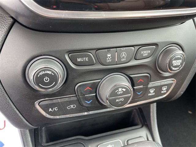 Used 2019 Jeep Cherokee Overland w/ Technology Group image 19