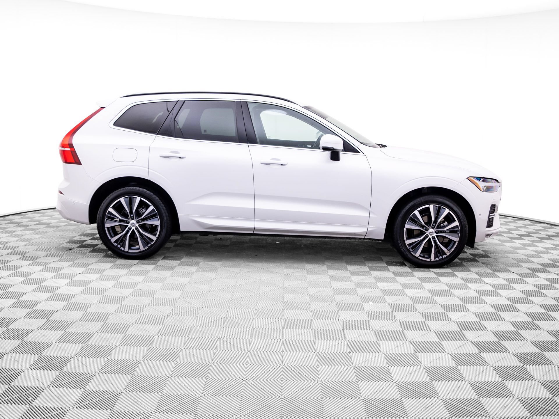 Used 2022 Volvo XC60 B5 Momentum w/ Advanced Package AWD/4WD image 6