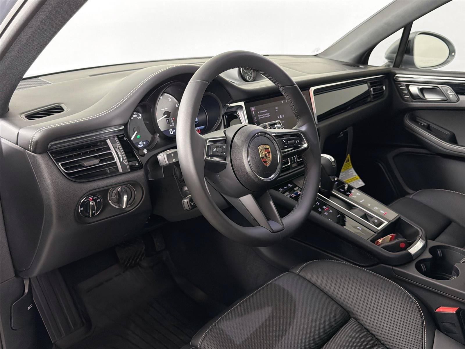 Certified 2025 Porsche Macan S AWD/4WD image 4