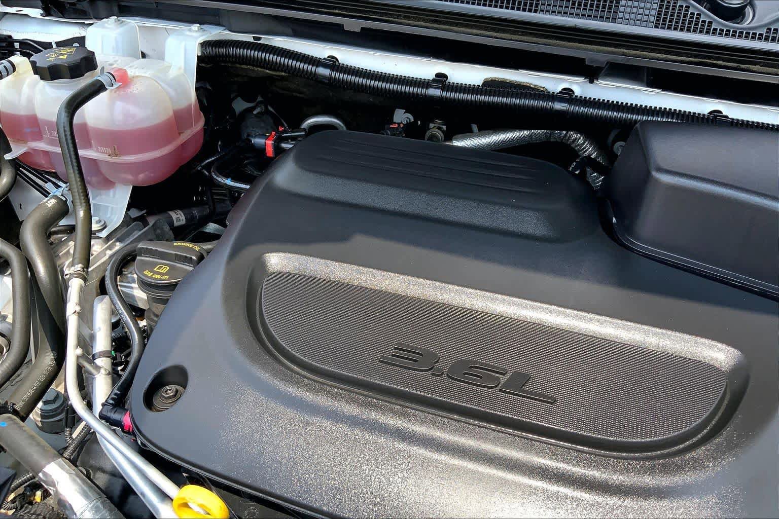 Used 2024 Chrysler Pacifica Touring-L FWD image 32