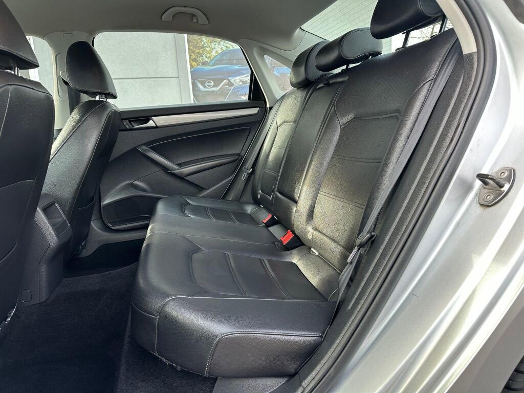 Used 2014 Volkswagen Passat 1.8T Wolfsburg Edition image 21