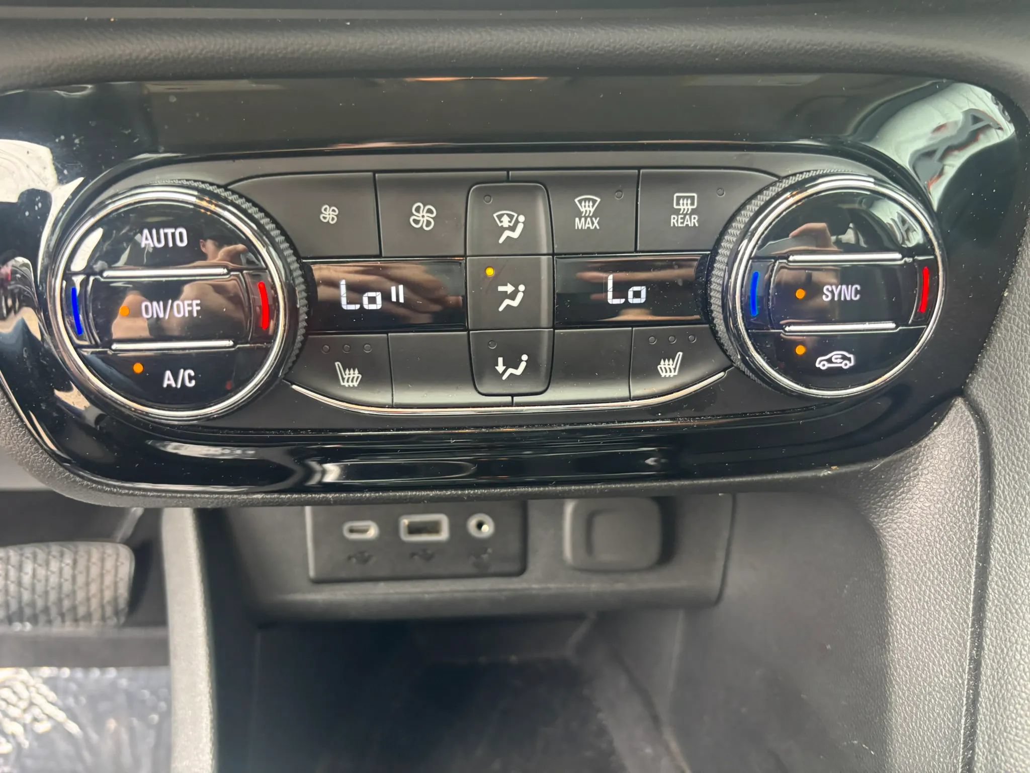 Used 2023 Buick Encore GX Select w/ Sport Touring Package FWD image 24