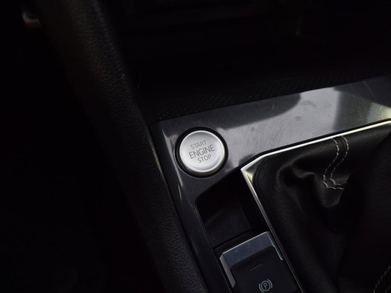 Used 2022 Volkswagen Tiguan SE R-Line image 31