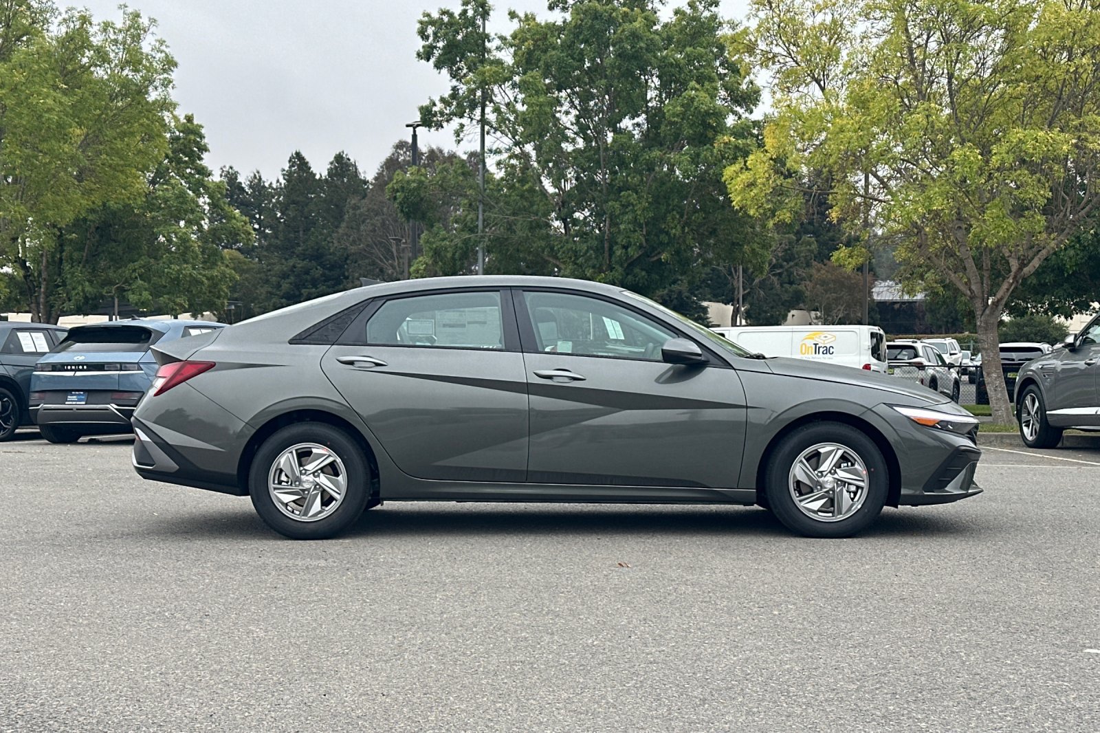 New 2026 Hyundai Elantra SE FWD image 3