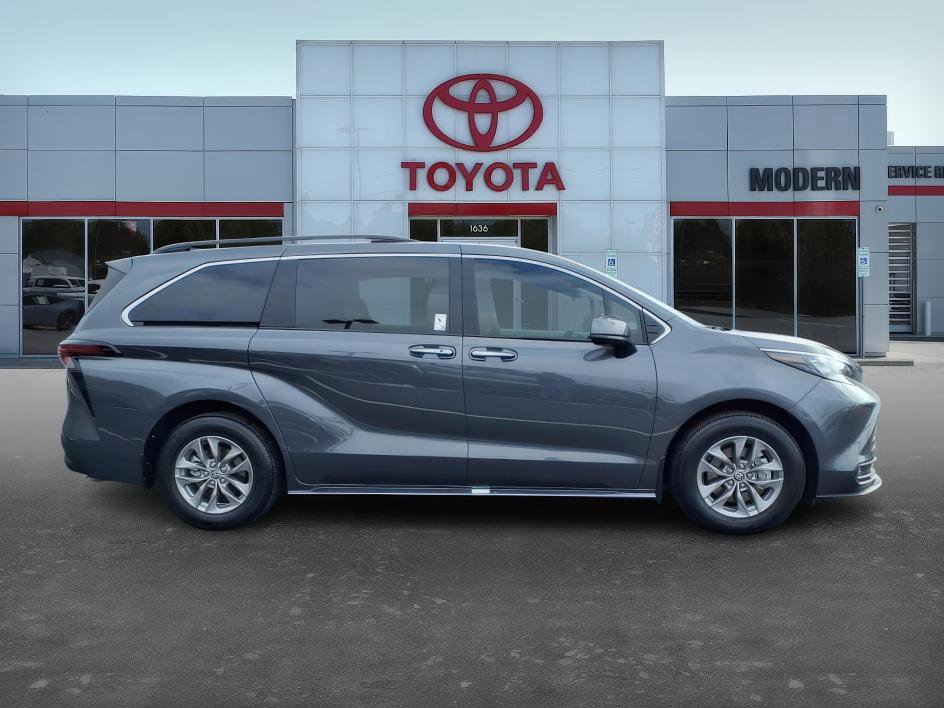 Used 2025 Toyota Sienna XLE image 4