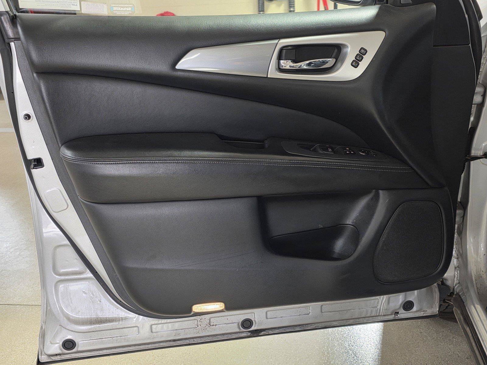 Used 2019 Nissan Pathfinder SL FWD image 17